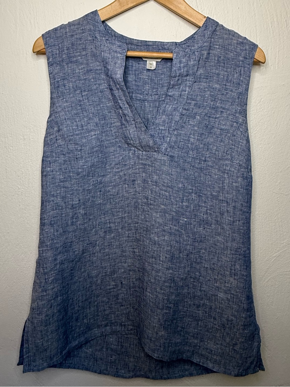 Garnet Hill Chambray Linen V-Neck Sleeveless Tank in Blue